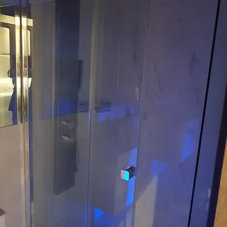 בית הארחה Chicco Montenapoleone Suites *